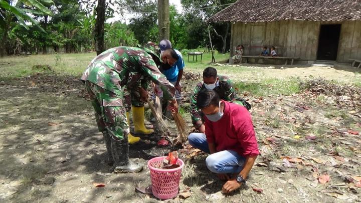 Gotong-royong, Satgas TMMD Kodim Bojonegoro Bersihkan Halaman Rumah Warga Desa Ngrancang